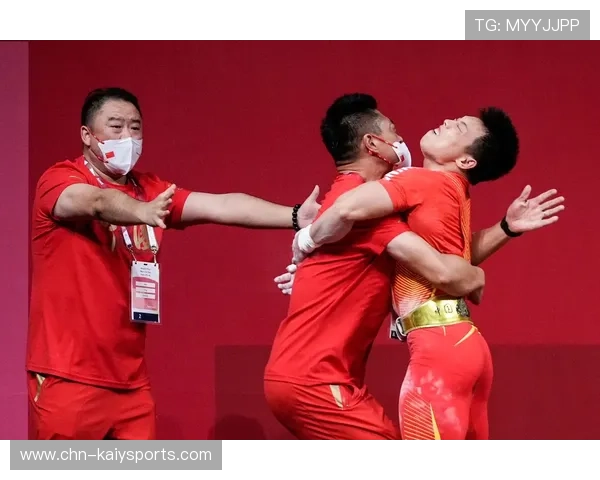 举重比赛器材断裂，选手反应速度惊人